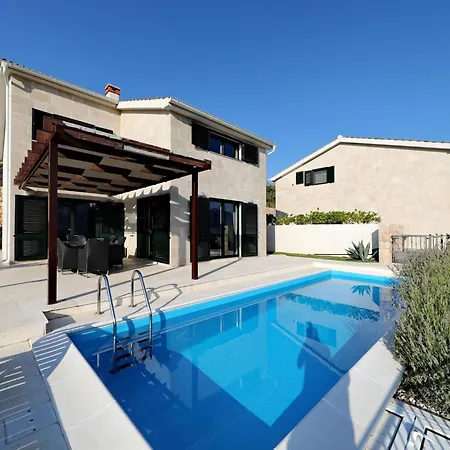 Mediterrane Villa- Pool- Panoramablick Aufs By Interhome *