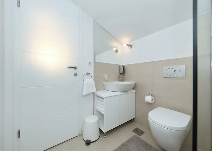 Vikendica Mediterrane Villa- Pool- Panoramablick Aufs By Interhome
